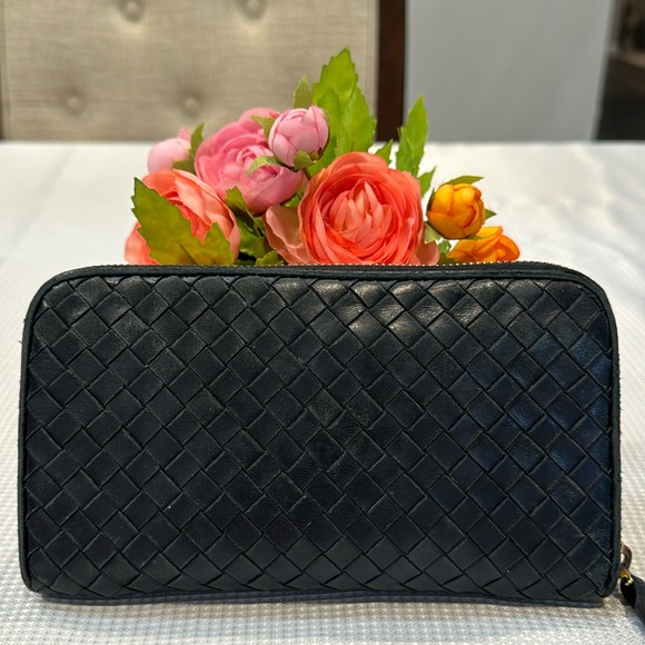 Authentic Bottega Veneta zippy wallet - Picture 2 of 14